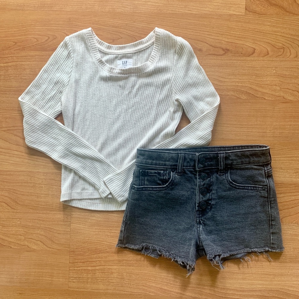 GAP White Ribbed Long Sleeve Top and Black Denim Shorts